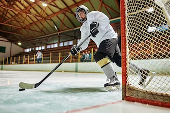 Escenario iluminado con banda oficial de la NBA