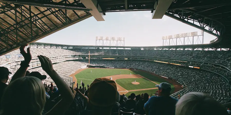 Aficionados celebrando en un estadio español